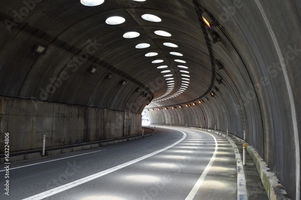Fototapeta シェルター ／ 山形県庄内地方の海岸道路に建造されているシェルターです。すぐ横が海なので、風や波除けの役目を果たします。また冬期間は、雪から防護するために設置されたシェルターです。