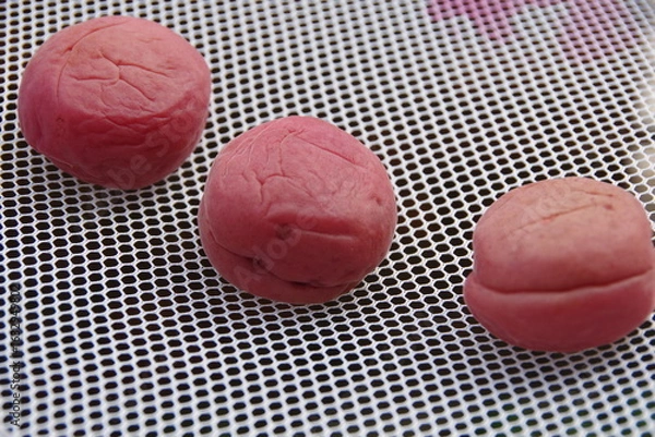 Obraz 屋外で干して梅干しのおいしさを増す