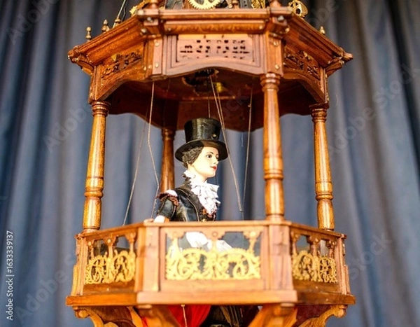 Fototapeta 精巧な木製バルコニーに立つチェコ風衣装の操り人形を描いたクラシカルなイラスト