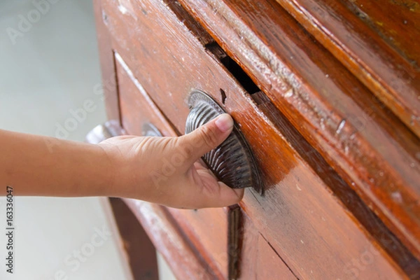 Obraz  hand is opening the old drawer