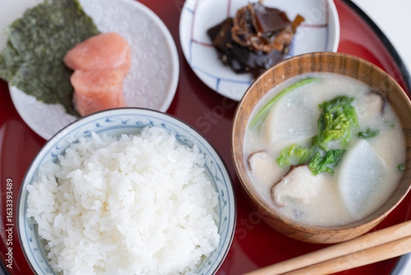 Fototapeta シンプルな日本食の朝食（白ごはん・大根と菜の花と椎茸の粕汁・タラコと海苔・佃煮）