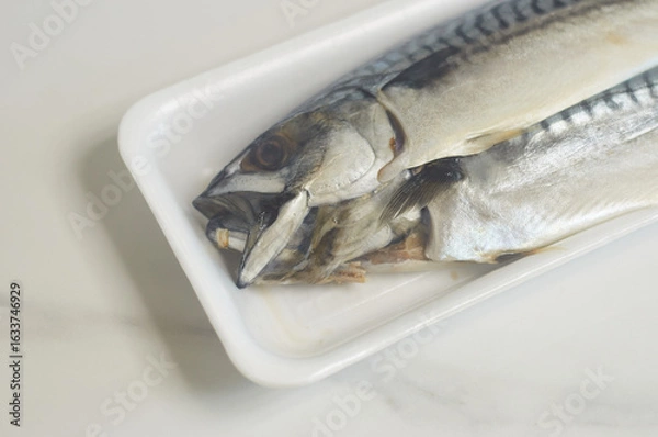 Fototapeta 2마리의 신선한 고등어가 스티로폼에 포장되어 있습니다.