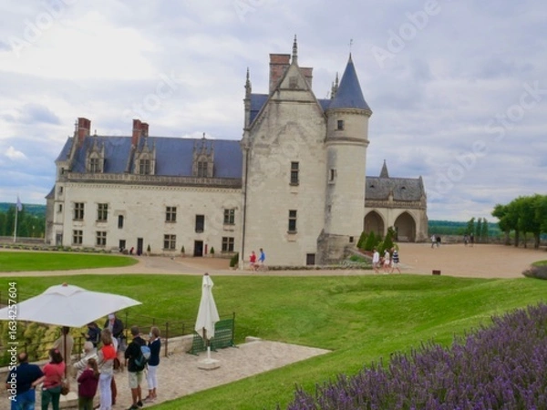 Fototapeta Scène de tourisme estivale et floue devant un château historique français.