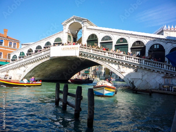 Fototapeta A beautiful view of the Rialto Bridge on the Grand canal in Venice, Italy.