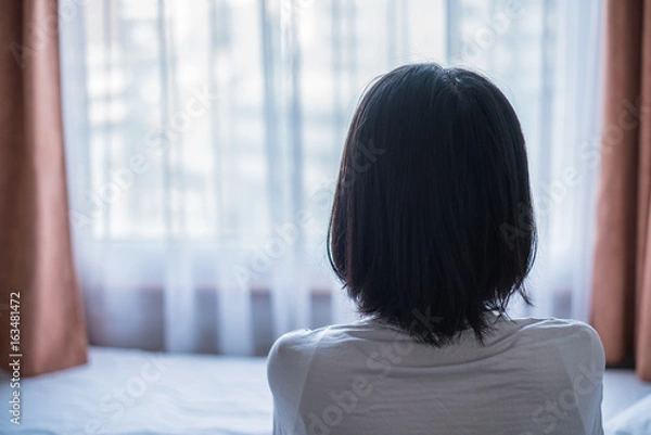 Obraz 窓から眺める女性