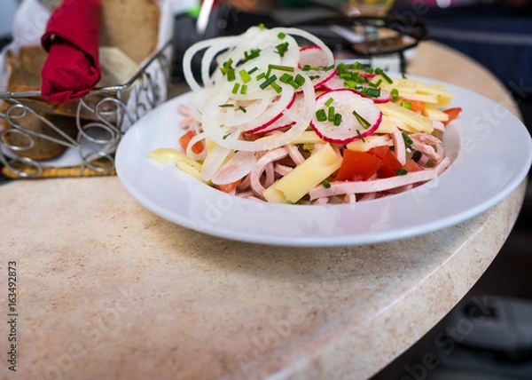 Obraz Delikater Wurstsalat mit Vitaminen