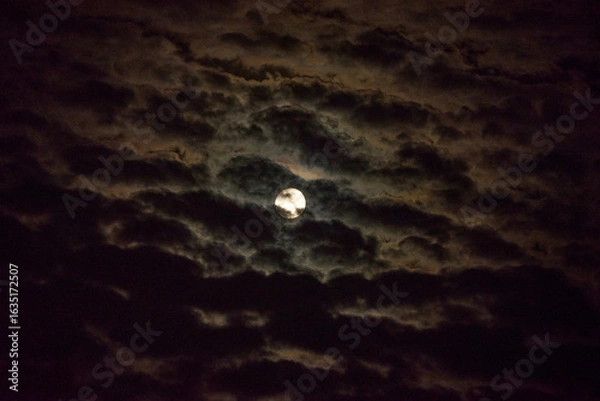 Obraz 뭉개구름 사이로 보름달이 보이는 밤하늘