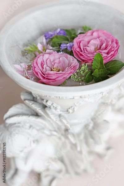 Obraz 水に浮かべた花と天使の置物