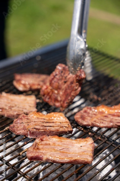Fototapeta 炭火で焼く美味しい肉