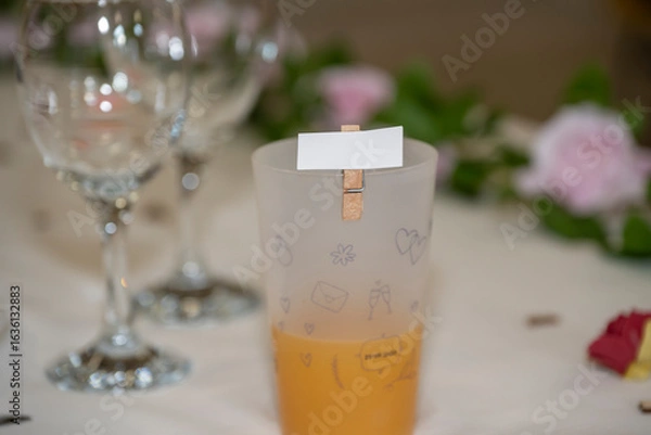 Fototapeta petit gobelet avec une étiquette de carton pour écrire un nom sur une pince à linge, gobelet de fête