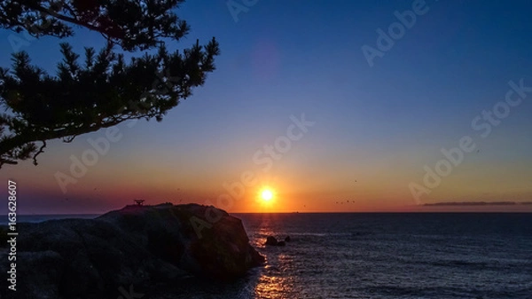 Obraz 日本,島根県,国立公園,日本海,日御碕灯台,絶景,ウミネコの繁殖地「経島」の夕日