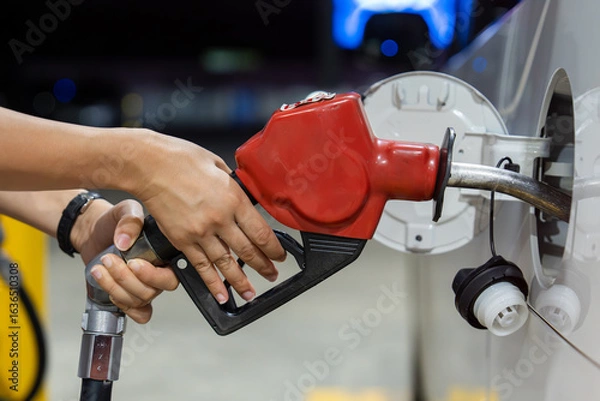 Obraz ガソリンスタンドで給油しているイメージ