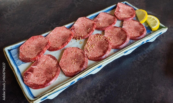 Obraz 皿に盛り付けられた特上牛タン・焼き肉
