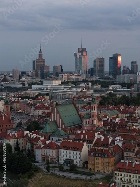 Fototapeta Widok z drona na centrum Warszawy, wieżowce, na przodzie widać stare miasto z pięknymi starymi budynkami  ceramicznymi dachami 
