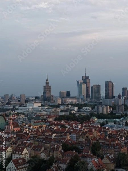 Fototapeta Widok z drona na centrum Warszawy, wieżowce, na przodzie widać stare miasto z pięknymi starymi budynkami  ceramicznymi dachami 