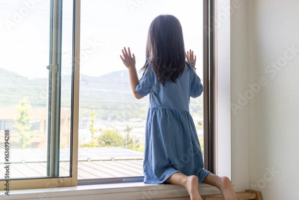 Obraz 窓から外を見る女の子の後ろ姿（日本人、5歳）