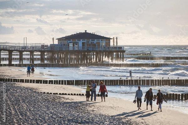 Fototapeta Plaża w Ustroniu Morskim z widokiem na prywatne molo i falochrony