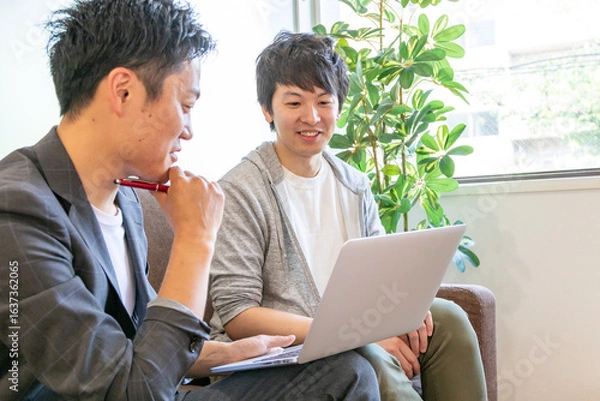 Obraz フィナンシャルアドバイザーの話を聞いている日本人男性