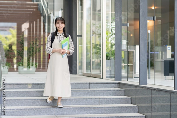 Obraz キャンパスを歩く女子大学生【撮影協力：スカパー東京メディアセンター】