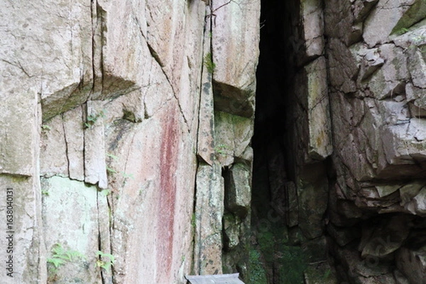 Fototapeta 奥津渓谷の天狗岩の奇岩と女窟の断崖