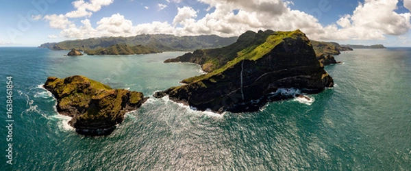 Fototapeta magnifique vue aérienne panoramique de la vallée de taiohae pris du large par beau temps