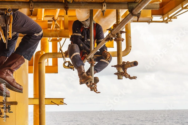 Obraz The technicians are installing scaffolding to support the work of other maintenance teams platform in sae off shore.