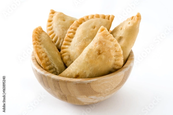 Obraz Typowe hiszpańskie empanadas w misce na białym tle
