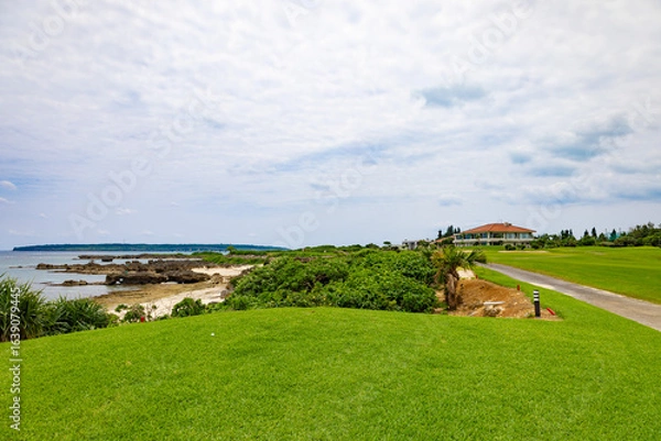 Obraz 爽やかな南国の青空と青い海・鮮やかな芝が映える海越えホールのリゾートのゴルフ場（沖縄県宮古島市）