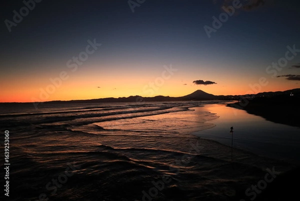 Fototapeta 穏やかな波が打ち寄せる海岸、夕陽が染める鵠沼海岸　夕景