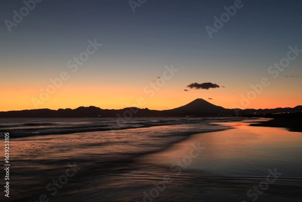 Obraz 穏やかな波が打ち寄せる海岸、夕陽が染める鵠沼海岸　夕景
