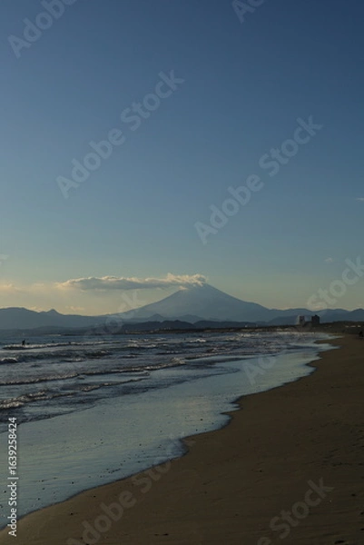 Fototapeta 湘南の冬、穏やかな青空と海　鵠沼海岸の風景
