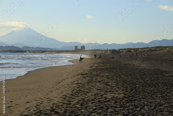 Fototapeta 湘南の冬、穏やかな青空と海　鵠沼海岸の風景