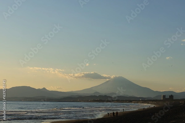 Fototapeta 湘南の冬、穏やかな青空と海　鵠沼海岸の風景