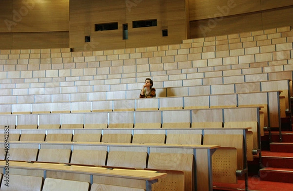 Obraz Studentin in einem leeren Hörsaal in einer Universität