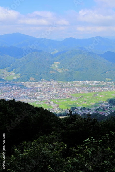 Obraz 岐阜県飛騨市安峰山の山の影と街並み
