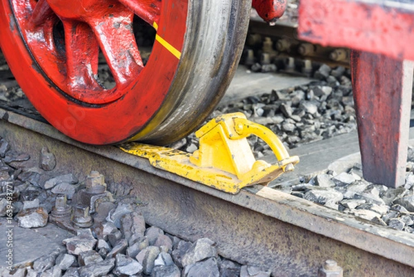 Obraz Ein Hemmschuh unter einem Rad