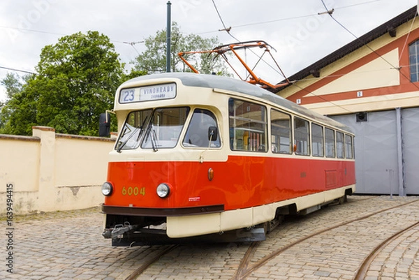 Fototapeta Straßenbahn Tatra T2 in Prag