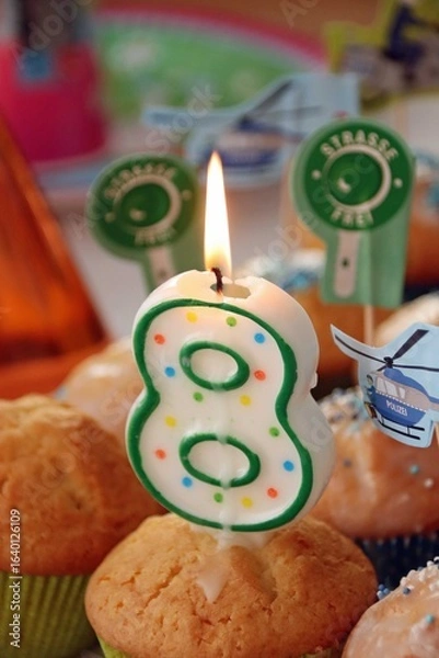 Fototapeta Kindergeburtstag, Muffins, Polizei, Geburtstagskerze, acht