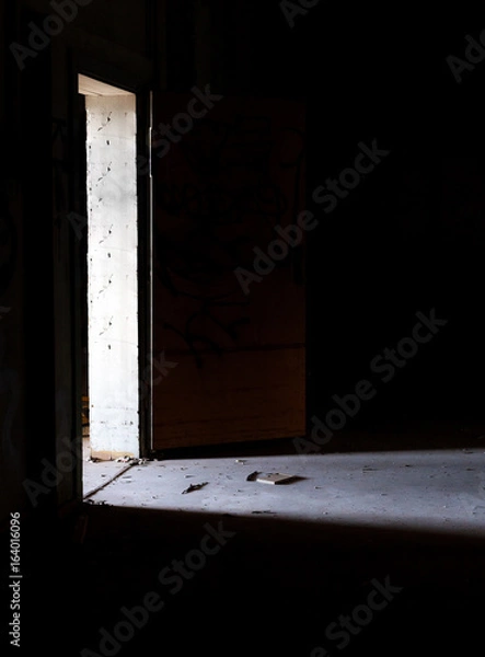 Obraz Leerer dunkler Raum. Licht scheint durch Eingang herein