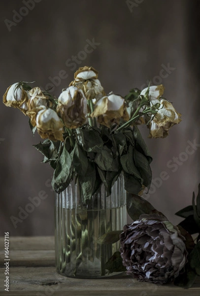 Obraz Dried roses in vase with dramatic lighting