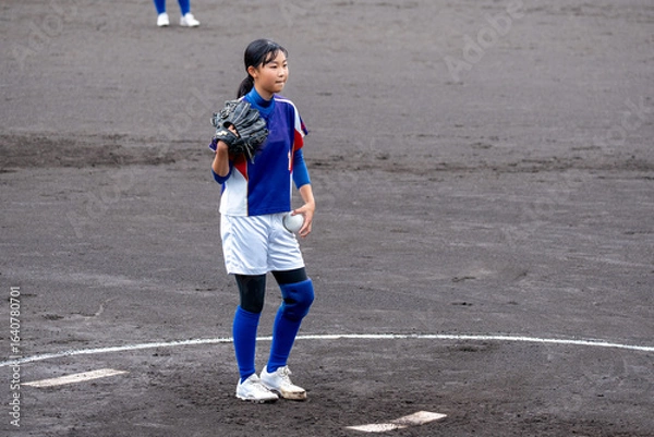 Fototapeta 部活でソフトボールのピッチャーをする中学生の女子