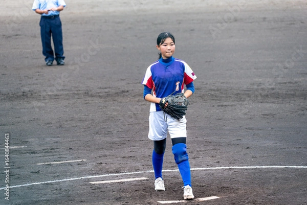 Fototapeta 部活でピッチャーをする中学生の女子