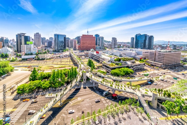 Obraz Widok z lotu ptaka na drogę 7017 i architekturę w Seulu Station, Seul City w Korei Południowej