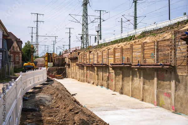 Obraz Die Stützmauer an einem Bahndamm wird erneuert