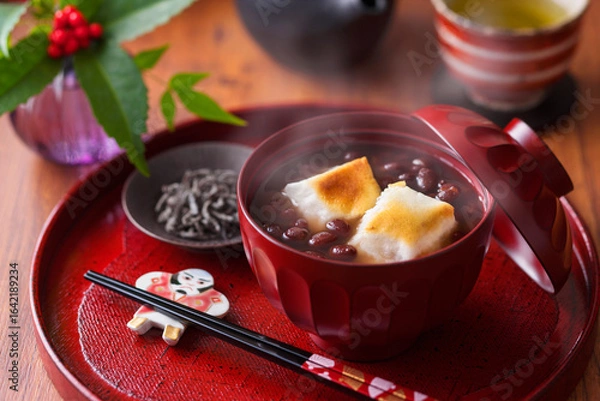 Obraz 【おしるこ】甘く煮た小豆汁に焼餅を入れて楽しむお汁粉。お餅は1月11日「鏡開きの日」に食べる習慣があります。