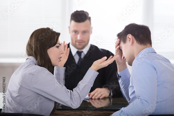 Fototapeta Couple Arguing With Each Other In Front Of Judge