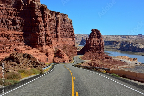 Fototapeta Dirty Devil River Winding Through Utah’s Desert Canyon