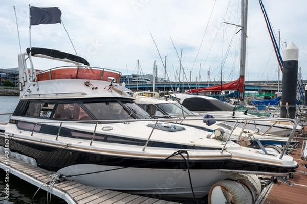 Obraz ヨットハーバーに停泊するクルーザー船
