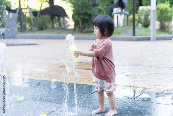 Obraz マンション広場の噴水で遊ぶ日本人の幼児