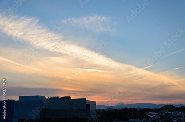 Obraz 夕焼けに染まる、街の空